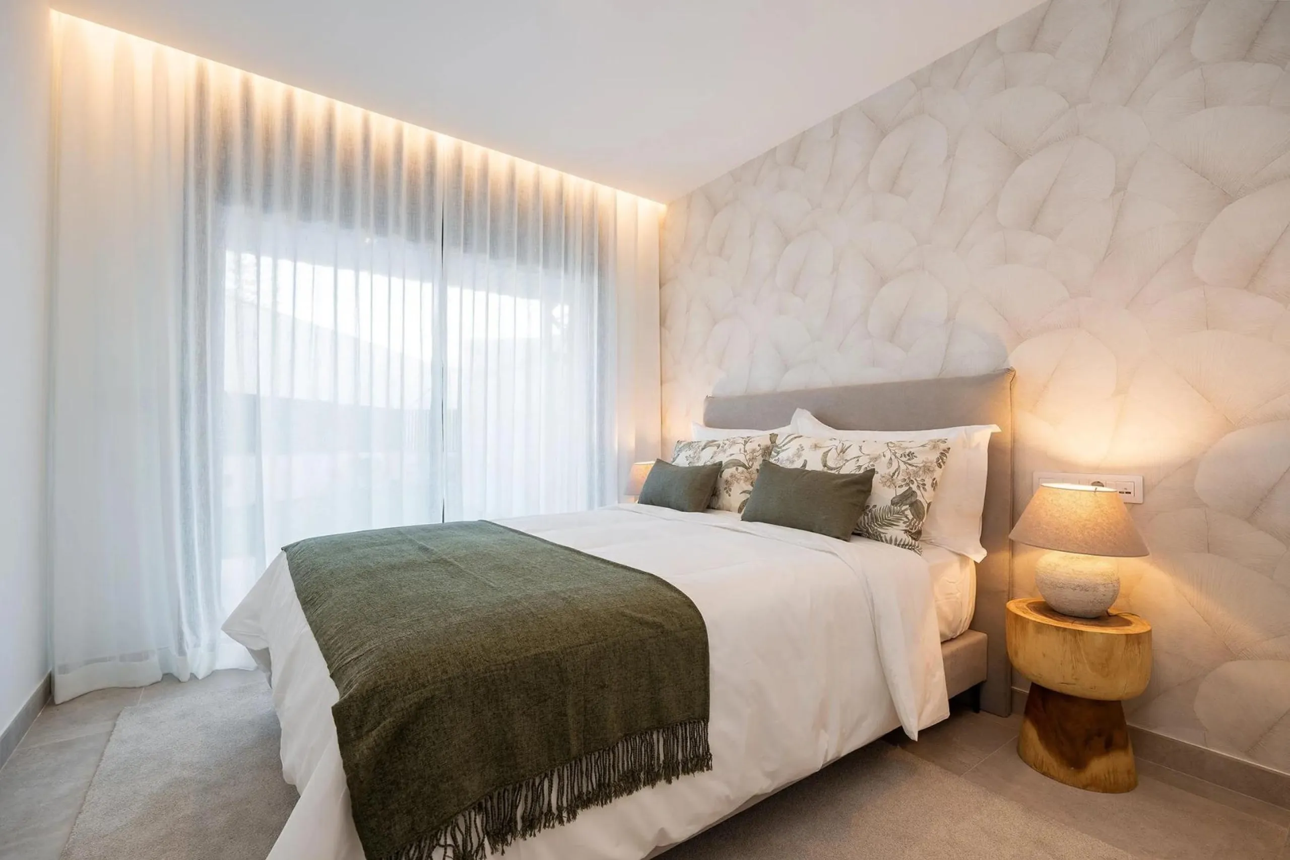 NEW BUILD RESIDENTIAL COMPLEX IN FUENGIROLA& & New build development, just a few metres from the beach, in the most exclusive area of Fuengirola city centre.& & Reidential complex is an exclusive development of 116 new build apartments in the 