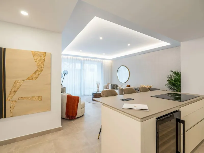 NEW BUILD RESIDENTIAL COMPLEX IN FUENGIROLA& & New build development, just a few metres from the beach, in the most exclusive area of Fuengirola city centre.& & Reidential complex is an exclusive development of 116 new build apartments in the 