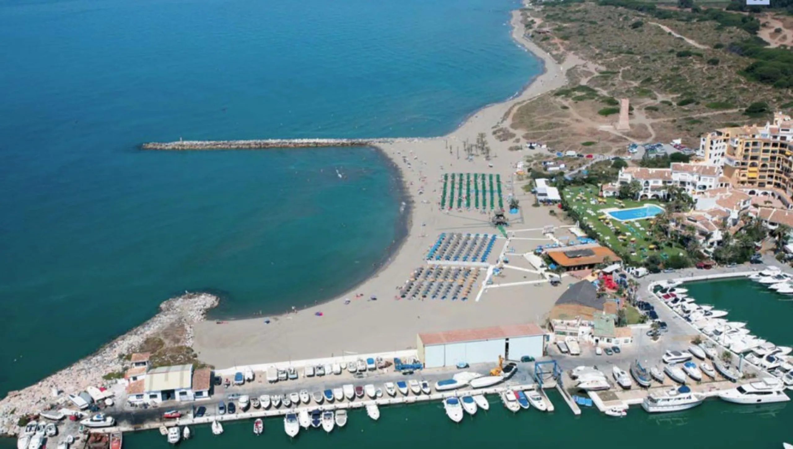 NEW BUILD RESIDENTIAL COMPLEX NEAR MARBELLA& & New Build an exclusive luxury complex consisting of 8 apartments with sea views in Cabopino, near Marbella, in the best area of the Costa del Sol.& & Its southwest orientation guarantees the best 