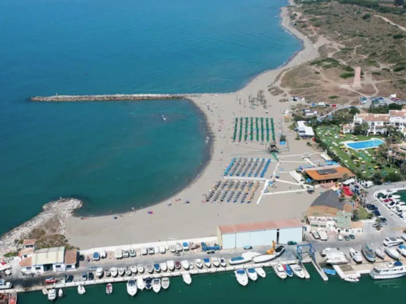 NEW BUILD RESIDENTIAL COMPLEX NEAR MARBELLA& & New Build an exclusive luxury complex consisting of 8 apartments with sea views in Cabopino, near Marbella, in the best area of the Costa del Sol.& & Its southwest orientation guarantees the best 