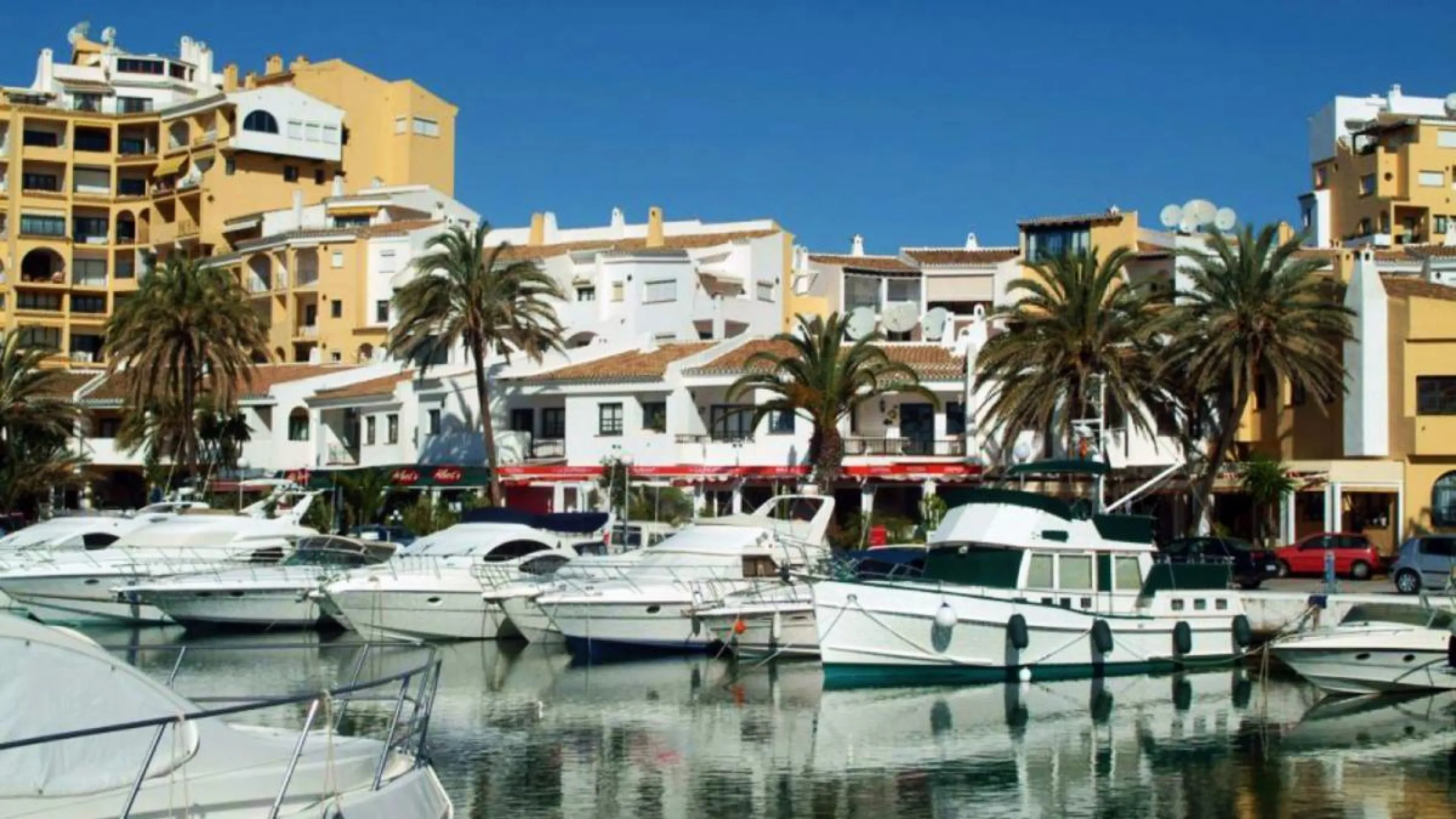 NEW BUILD RESIDENTIAL COMPLEX NEAR MARBELLA& & New Build an exclusive luxury complex consisting of 8 apartments with sea views in Cabopino, near Marbella, in the best area of the Costa del Sol.& & Its southwest orientation guarantees the best 
