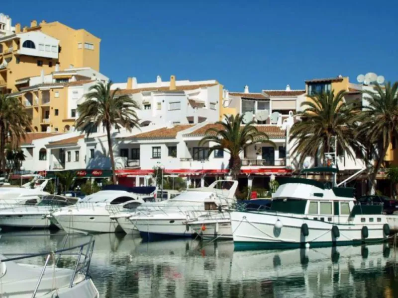 NEW BUILD RESIDENTIAL COMPLEX NEAR MARBELLA& & New Build an exclusive luxury complex consisting of 8 apartments with sea views in Cabopino, near Marbella, in the best area of the Costa del Sol.& & Its southwest orientation guarantees the best 
