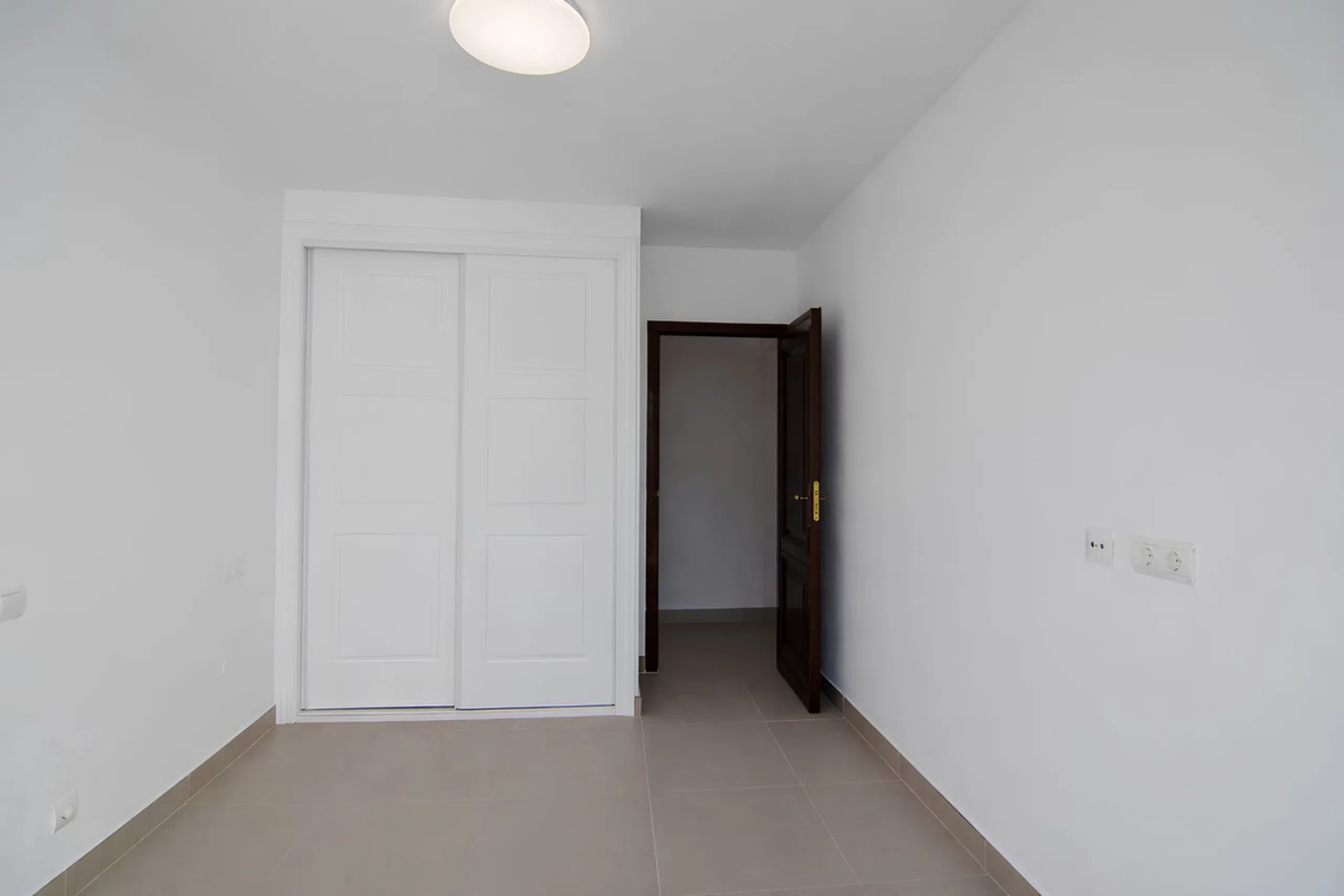 We are pleased to present this fantastic property located in the exclusive and quiet area of Pueblo López, one of the most sought-after neighborhoods in Fuengirola, within walking distance of all amenities, shops, and services.