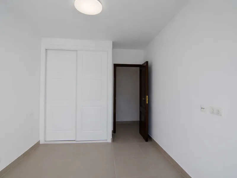 We are pleased to present this fantastic property located in the exclusive and quiet area of Pueblo López, one of the most sought-after neighborhoods in Fuengirola, within walking distance of all amenities, shops, and services.