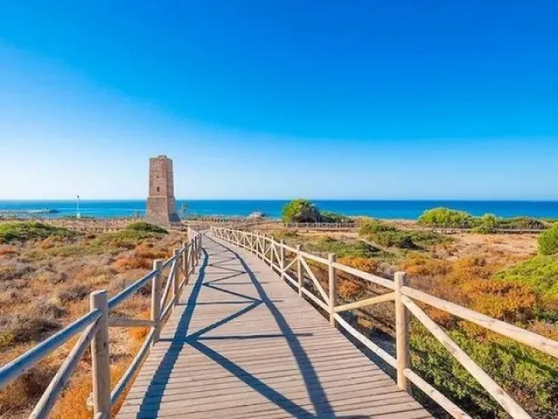 NEW BUILD RESIDENTIAL COMPLEX NEAR MARBELLA& & New Build an exclusive luxury complex consisting of 8 apartments with sea views in Cabopino, near Marbella, in the best area of the Costa del Sol.& & Its southwest orientation guarantees the best 