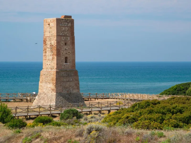 NEW BUILD RESIDENTIAL COMPLEX NEAR MARBELLA& & New Build an exclusive luxury complex consisting of 8 apartments with sea views in Cabopino, near Marbella, in the best area of the Costa del Sol.& & Its southwest orientation guarantees the best 