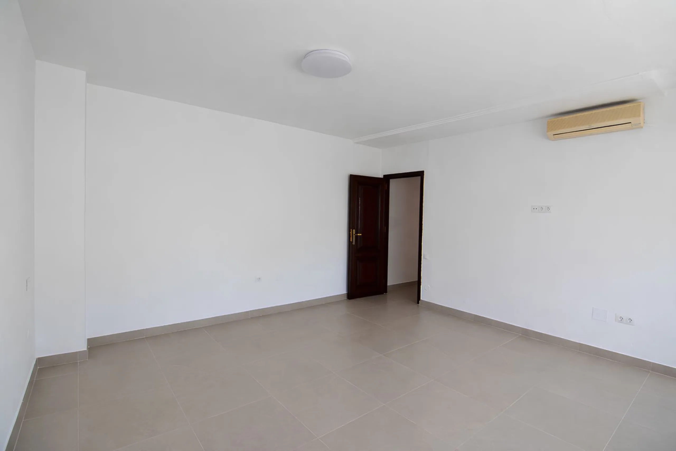 We are pleased to present this fantastic property located in the exclusive and quiet area of Pueblo López, one of the most sought-after neighborhoods in Fuengirola, within walking distance of all amenities, shops, and services.
