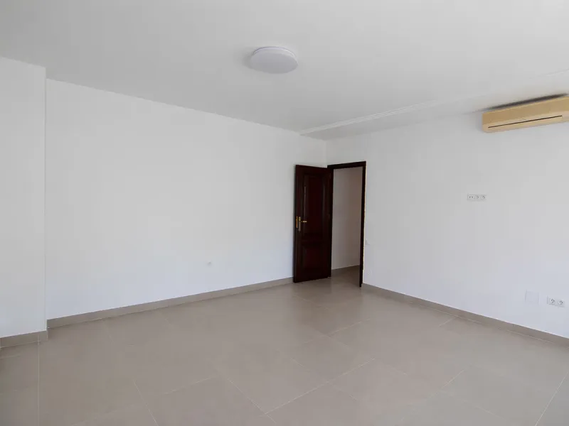 We are pleased to present this fantastic property located in the exclusive and quiet area of Pueblo López, one of the most sought-after neighborhoods in Fuengirola, within walking distance of all amenities, shops, and services.