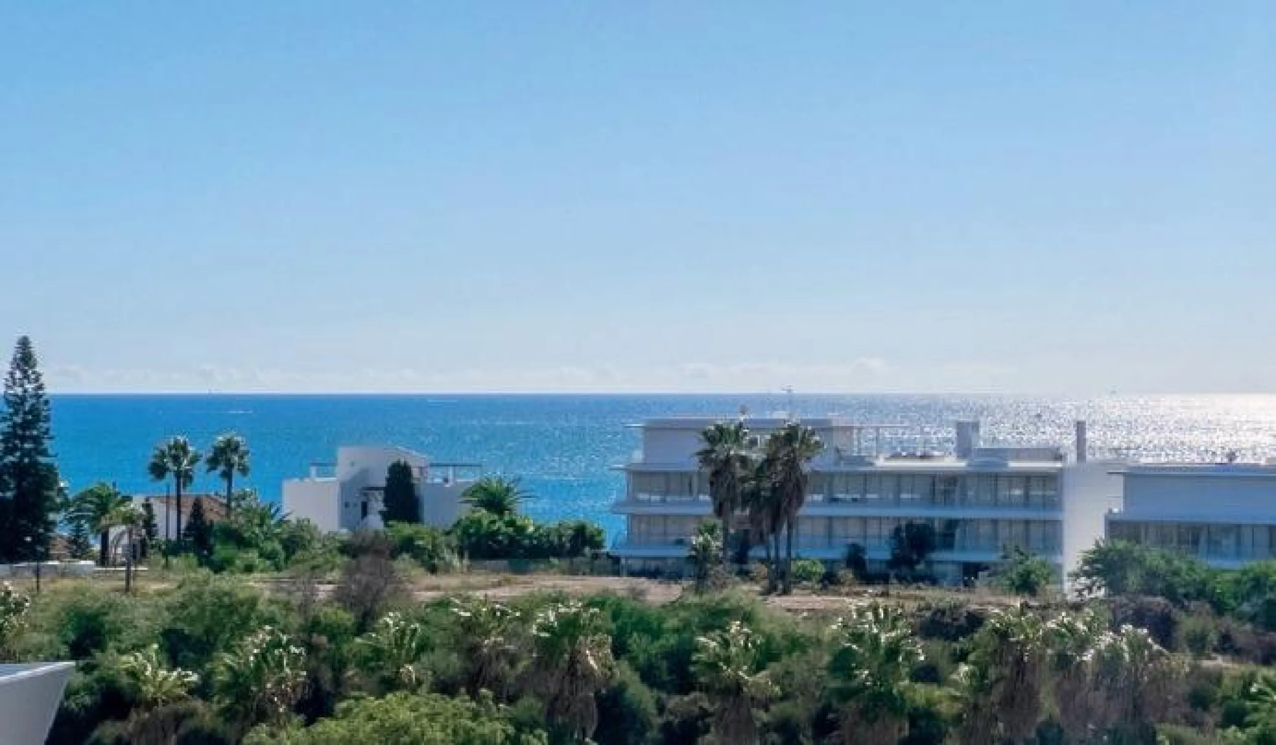 NEW BUILD RESIDENTIAL COMPLEX IN ESTEPONA& & New Build residential complex of 2 and 3 bedroom apartments located in Estepona where you will enjoy stunning sea views.& & The development is made up of 3 three-storey blocks with:& · Ground flo