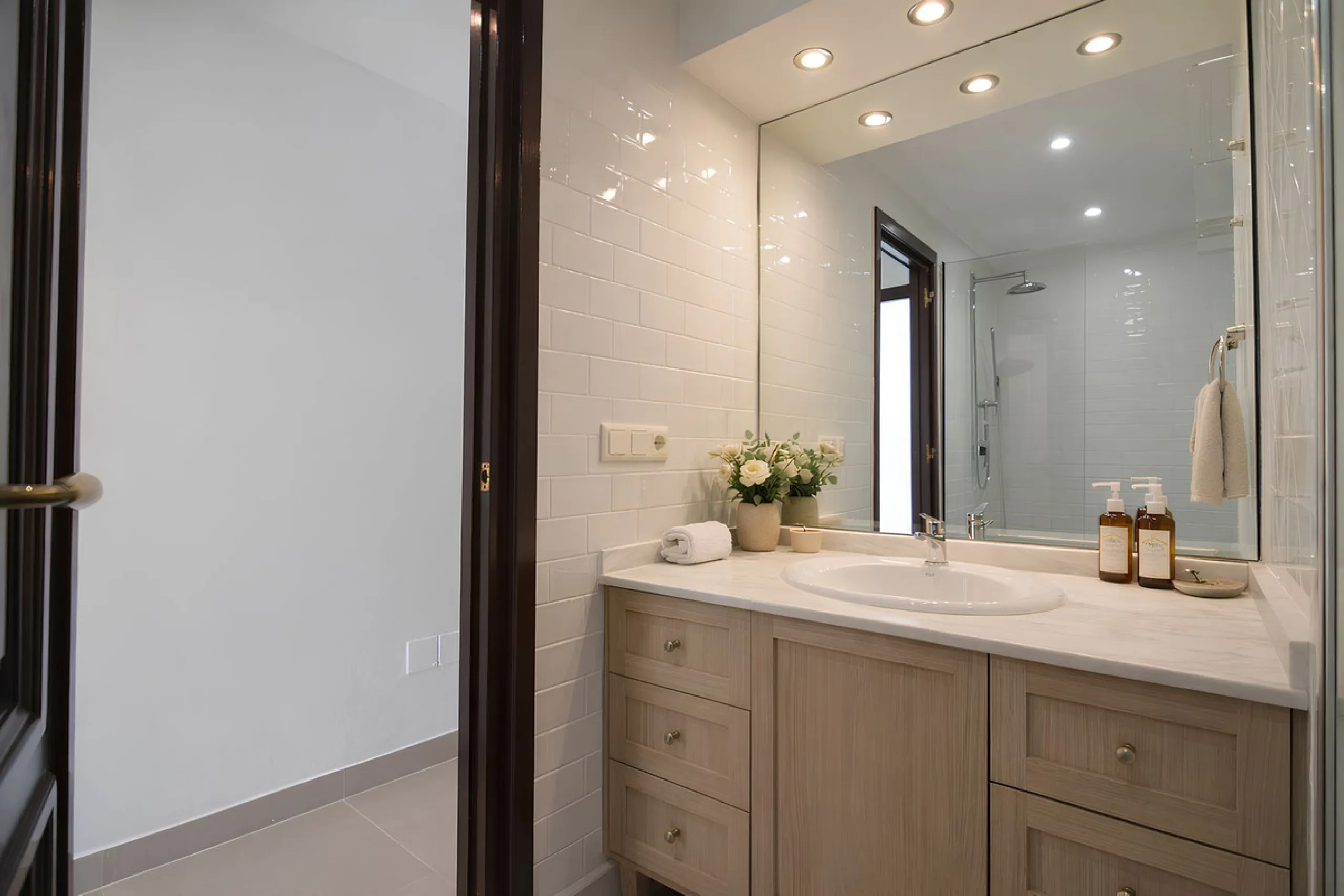 We are pleased to present this fantastic property located in the exclusive and quiet area of Pueblo López, one of the most sought-after neighborhoods in Fuengirola, within walking distance of all amenities, shops, and services.