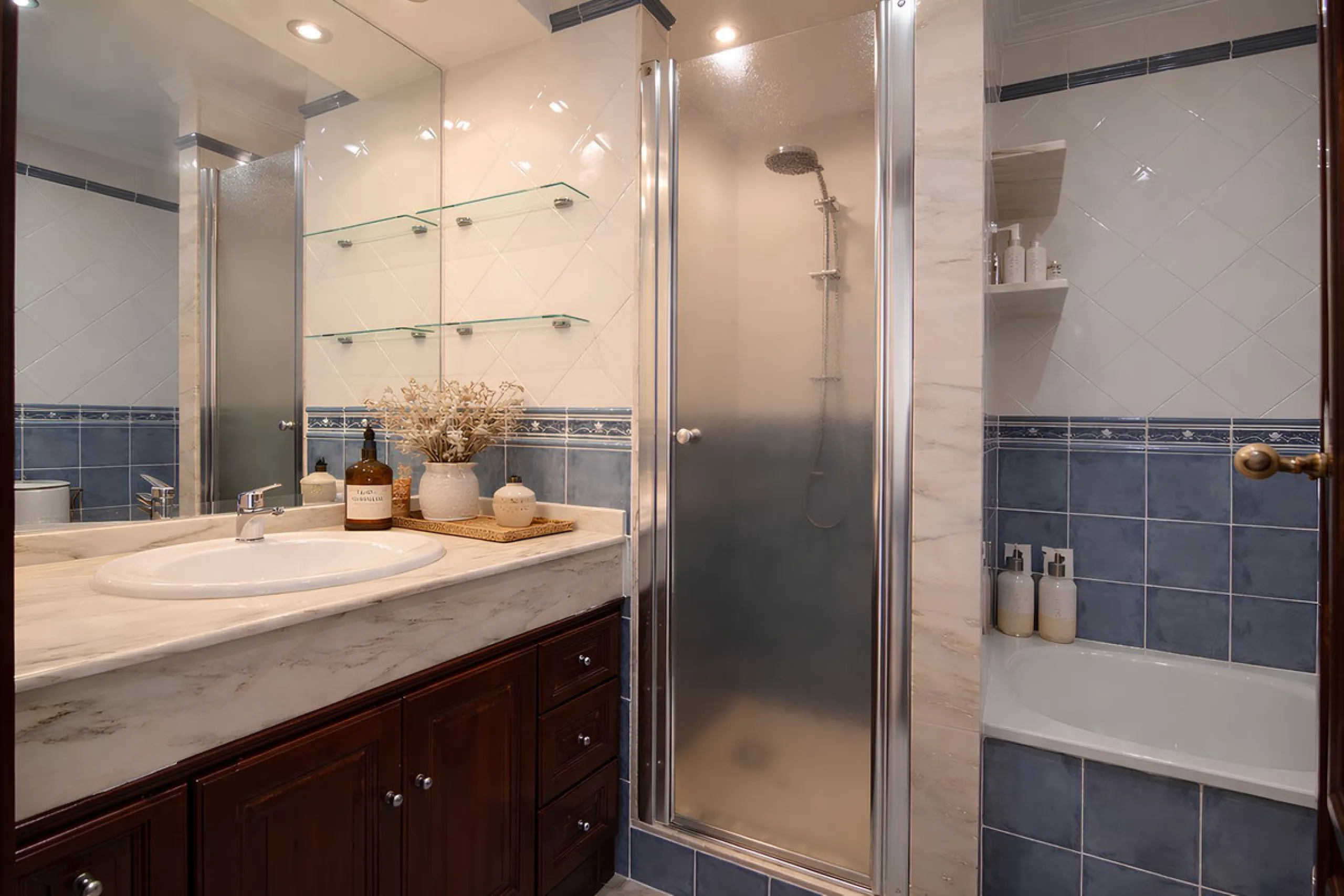 We are pleased to present this fantastic property located in the exclusive and quiet area of Pueblo López, one of the most sought-after neighborhoods in Fuengirola, within walking distance of all amenities, shops, and services.