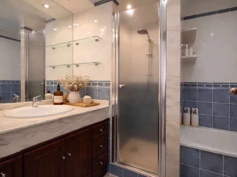 We are pleased to present this fantastic property located in the exclusive and quiet area of Pueblo López, one of the most sought-after neighborhoods in Fuengirola, within walking distance of all amenities, shops, and services.