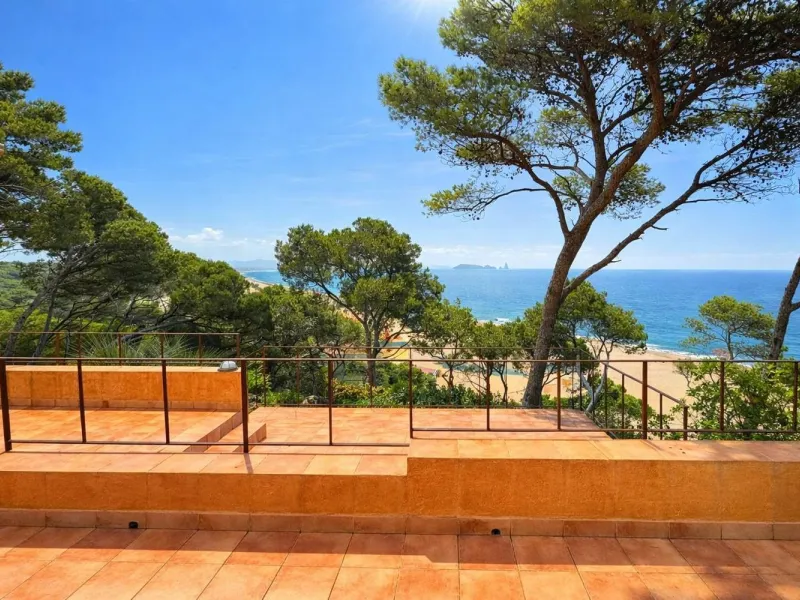 Detached frontline sea villa between Pals and Begur, Costa Brava