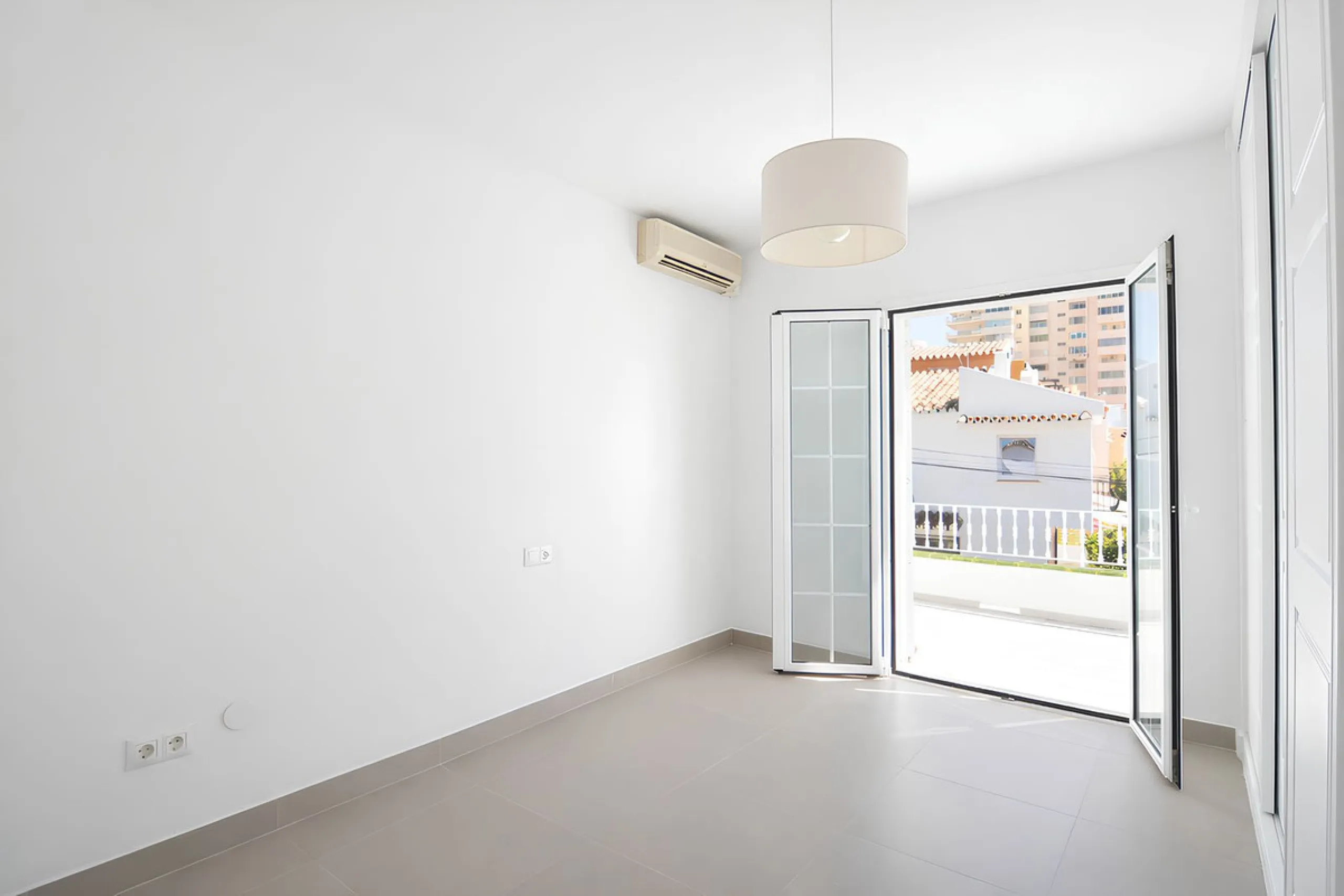 We are pleased to present this fantastic property located in the exclusive and quiet area of Pueblo López, one of the most sought-after neighborhoods in Fuengirola, within walking distance of all amenities, shops, and services.