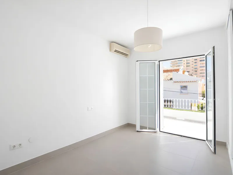 We are pleased to present this fantastic property located in the exclusive and quiet area of Pueblo López, one of the most sought-after neighborhoods in Fuengirola, within walking distance of all amenities, shops, and services.