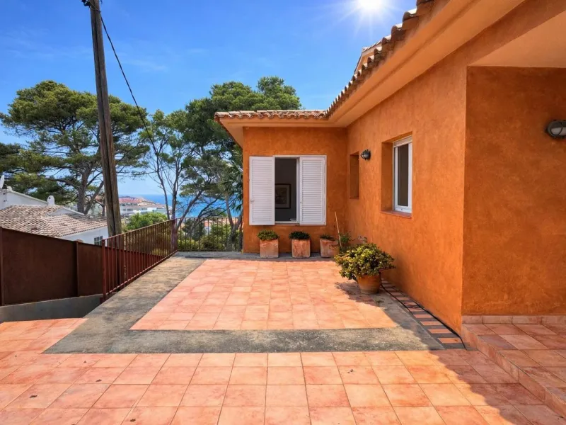 Detached frontline sea villa between Pals and Begur, Costa Brava