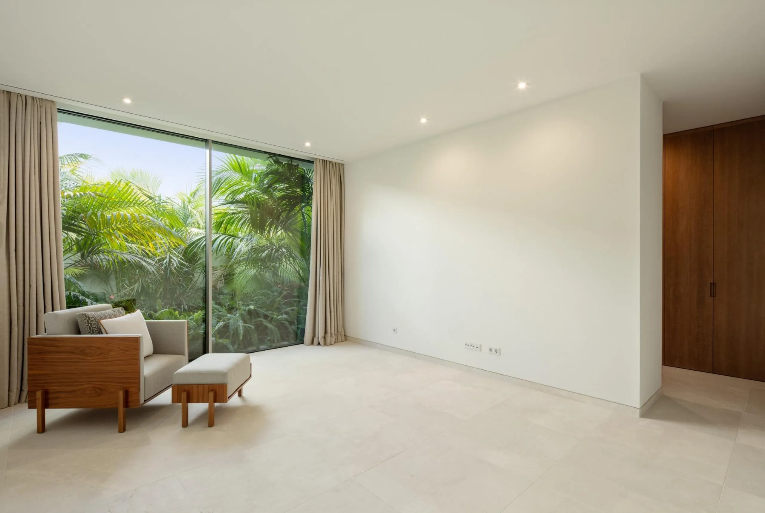 NEW BUILD EXCLUSIVE LUXURY VILLA AT FINCA CORTESÍN, CASARES& & This astonishing villa is the embodiment of luxury golfside living. Meticulously designed by the esteemed architects Vicens &amp; Romans, this opulent residence showcases an unrivalled a