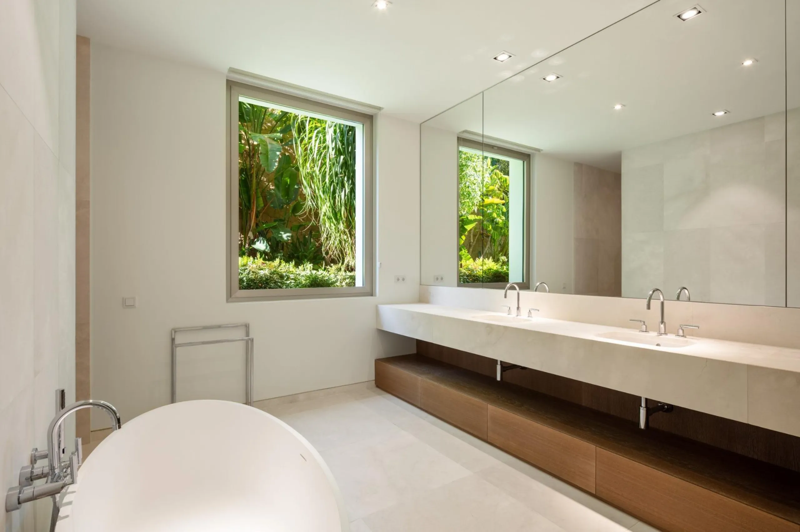 NEW BUILD EXCLUSIVE LUXURY VILLA AT FINCA CORTESÍN, CASARES& & This astonishing villa is the embodiment of luxury golfside living. Meticulously designed by the esteemed architects Vicens &amp; Romans, this opulent residence showcases an unrivalled a