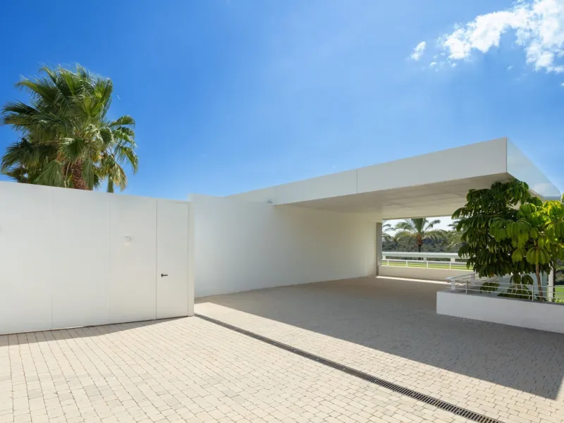 NEW BUILD EXCLUSIVE LUXURY VILLA AT FINCA CORTESÍN, CASARES& & This astonishing villa is the embodiment of luxury golfside living. Meticulously designed by the esteemed architects Vicens &amp; Romans, this opulent residence showcases an unrivalled a