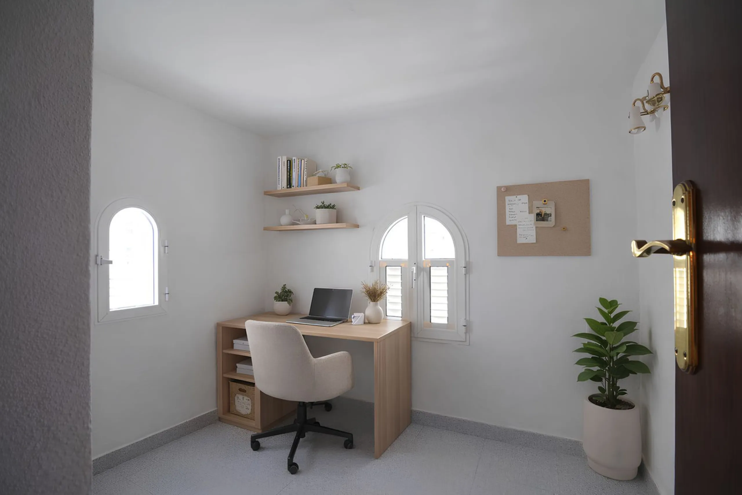 We are pleased to present this fantastic property located in the exclusive and quiet area of Pueblo López, one of the most sought-after neighborhoods in Fuengirola, within walking distance of all amenities, shops, and services.