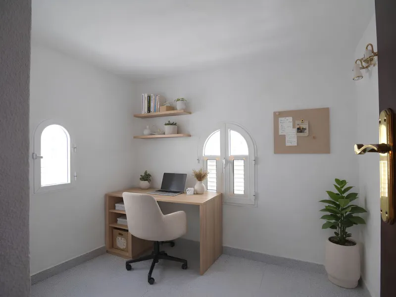 We are pleased to present this fantastic property located in the exclusive and quiet area of Pueblo López, one of the most sought-after neighborhoods in Fuengirola, within walking distance of all amenities, shops, and services.