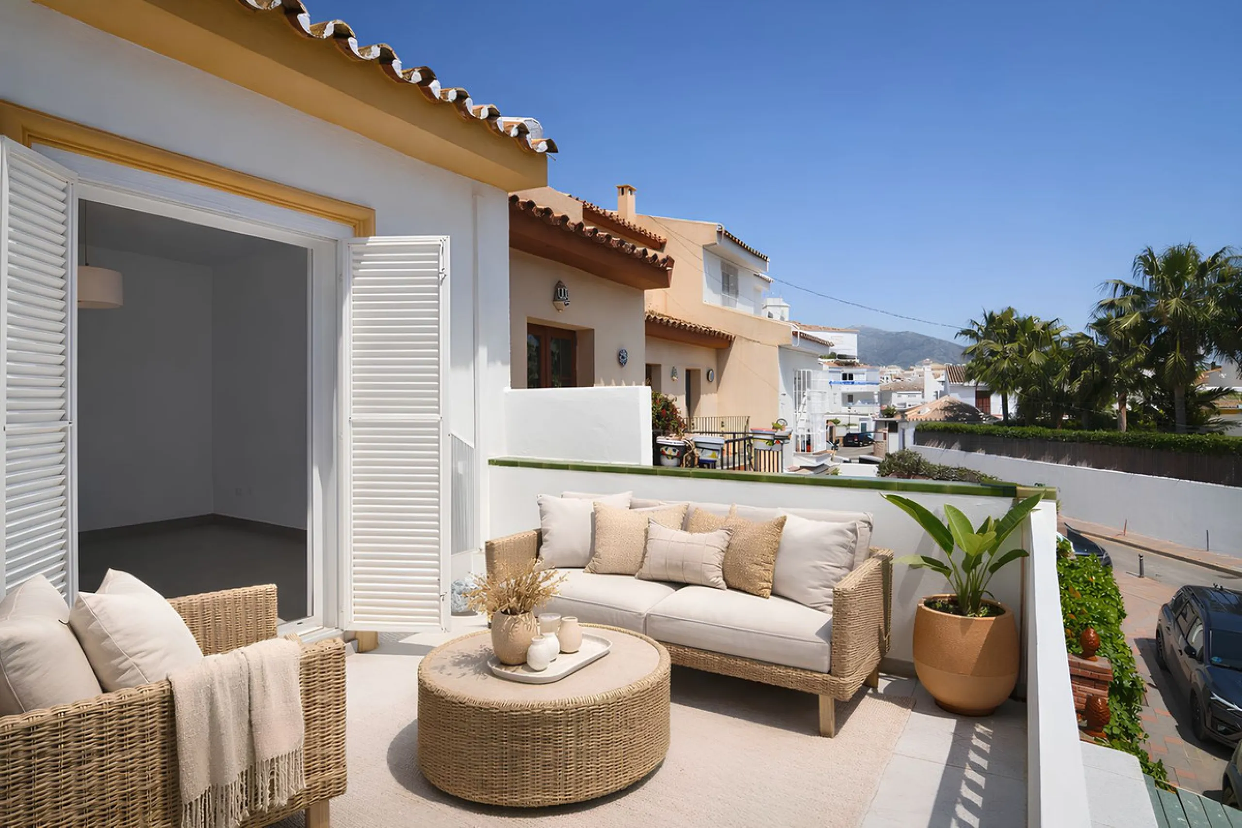 We are pleased to present this fantastic property located in the exclusive and quiet area of Pueblo López, one of the most sought-after neighborhoods in Fuengirola, within walking distance of all amenities, shops, and services.
