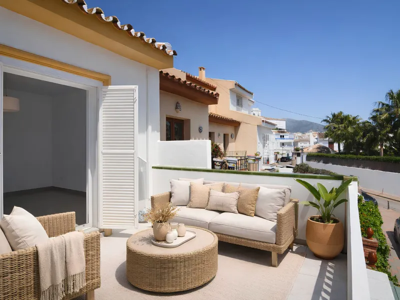 We are pleased to present this fantastic property located in the exclusive and quiet area of Pueblo López, one of the most sought-after neighborhoods in Fuengirola, within walking distance of all amenities, shops, and services.
