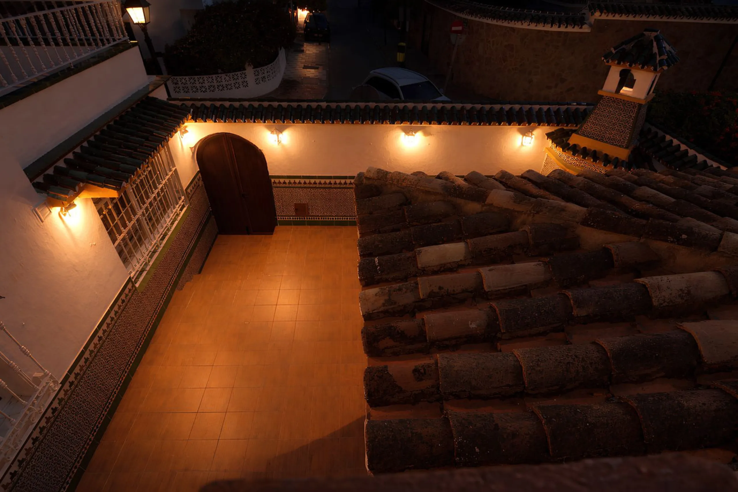 We are pleased to present this fantastic property located in the exclusive and quiet area of Pueblo López, one of the most sought-after neighborhoods in Fuengirola, within walking distance of all amenities, shops, and services.