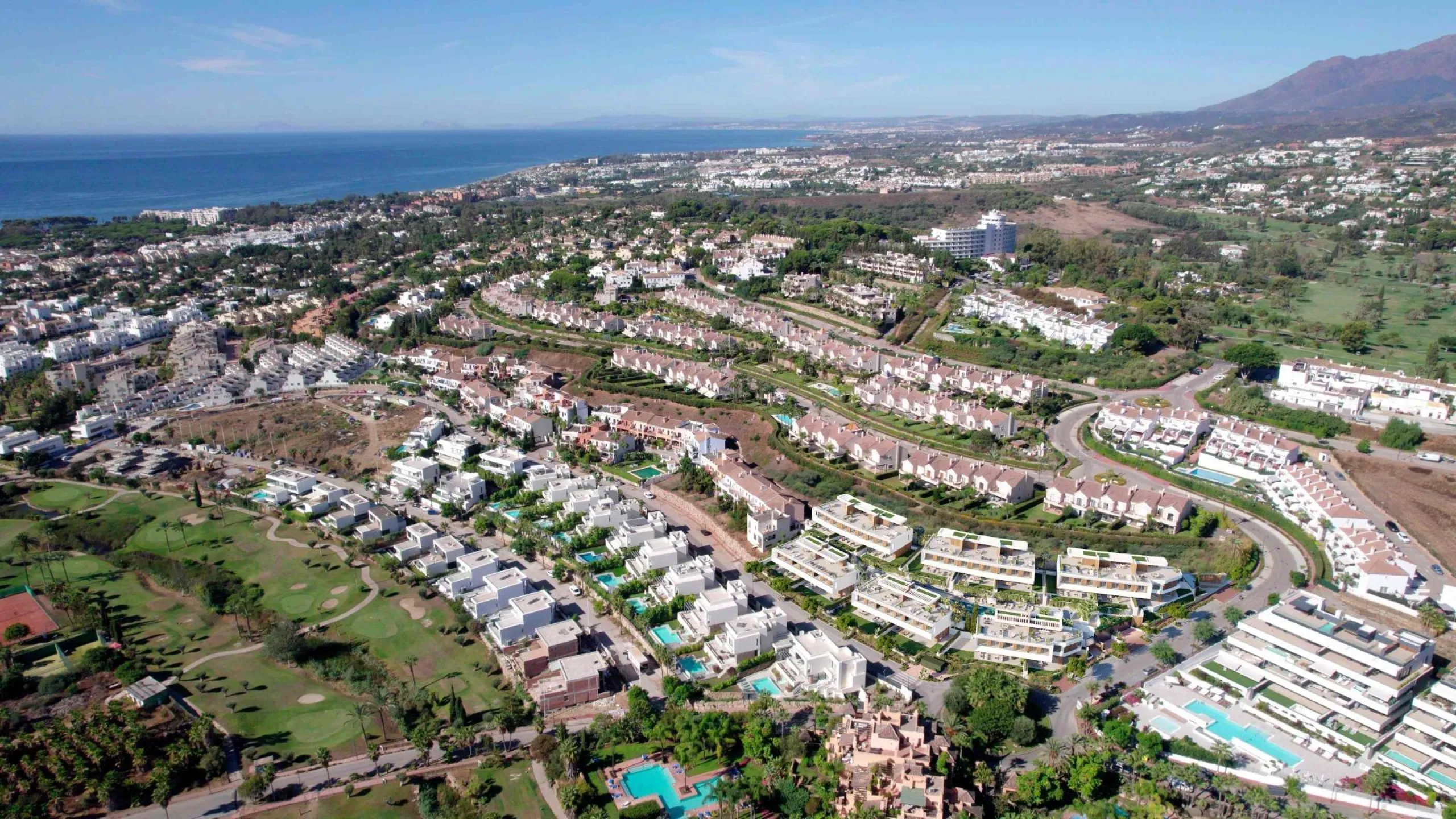 NEW BUILD RESIDENTIAL COMPLEX IN EL PARAISO, MALAGA& & If you are looking for a place to relax, enjoy the sun, gastronomy, and outdoor sports... you are in the right place. New Build Residence is a boutique residential complex of 15 modern homes in 