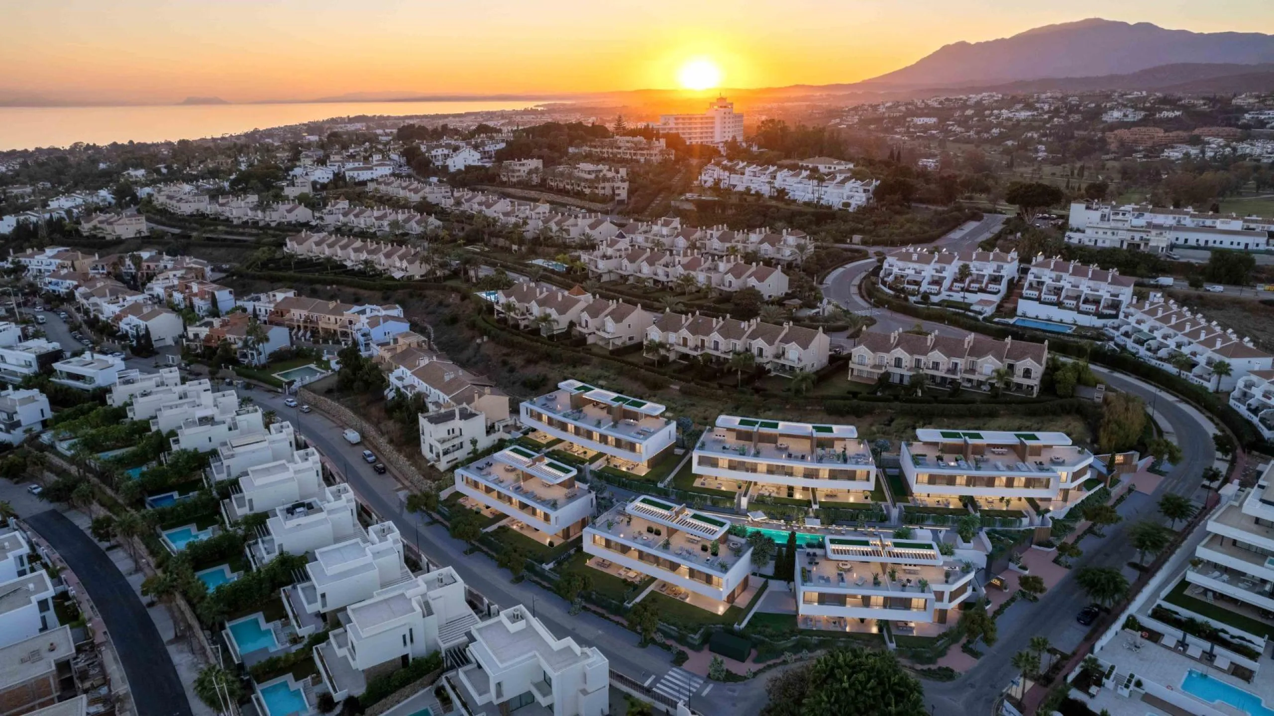 NEW BUILD RESIDENTIAL COMPLEX IN EL PARAISO, MALAGA& & If you are looking for a place to relax, enjoy the sun, gastronomy, and outdoor sports... you are in the right place. New Build Residence is a boutique residential complex of 15 modern homes in 