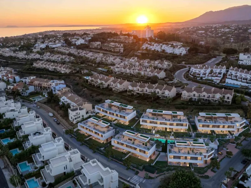 NEW BUILD RESIDENTIAL COMPLEX IN EL PARAISO, MALAGA& & If you are looking for a place to relax, enjoy the sun, gastronomy, and outdoor sports... you are in the right place. New Build Residence is a boutique residential complex of 15 modern homes in 
