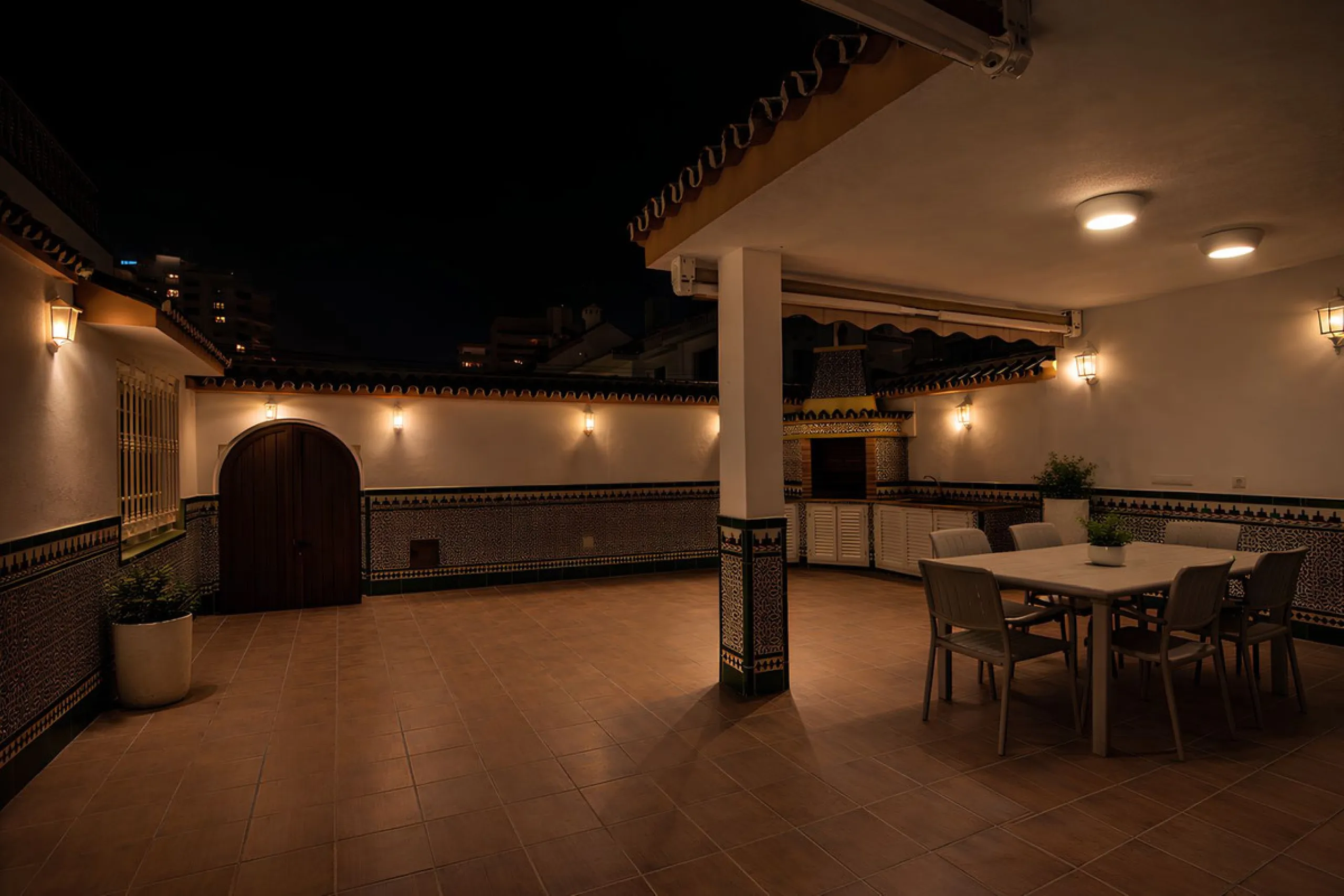 We are pleased to present this fantastic property located in the exclusive and quiet area of Pueblo López, one of the most sought-after neighborhoods in Fuengirola, within walking distance of all amenities, shops, and services.