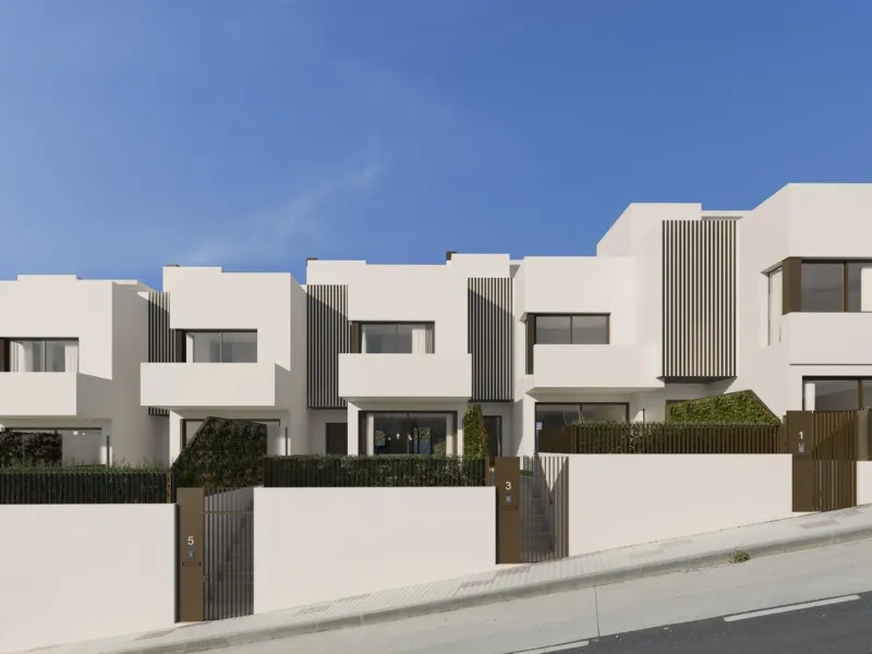 NEW BUILD TOWNHOUSES NEAR MALAGA& & New Build residential complex is located in Rincón de la Victoria, to the east of Málaga city. & & Its beautiful beaches, its proximity to all kinds of services and its incomparable landscapes make this muni