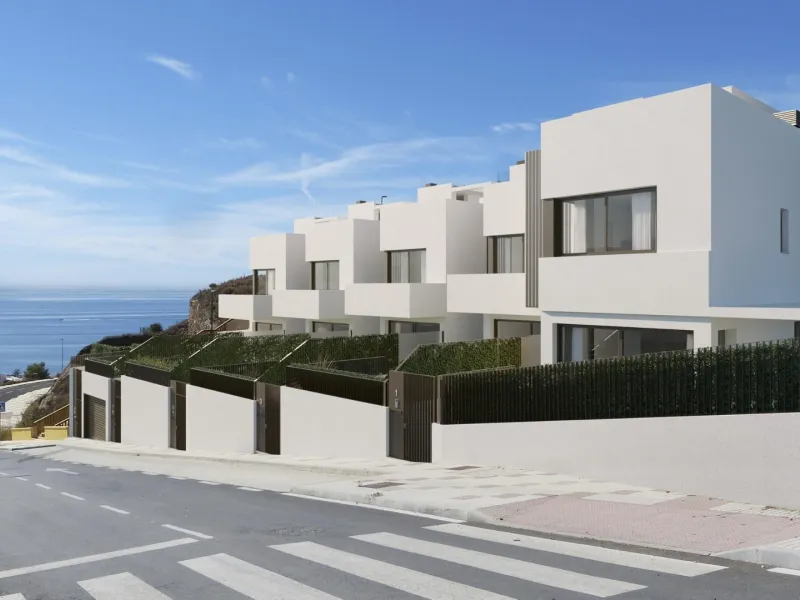 NEW BUILD TOWNHOUSES NEAR MALAGA& & New Build residential complex is located in Rincón de la Victoria, to the east of Málaga city. & & Its beautiful beaches, its proximity to all kinds of services and its incomparable landscapes make this muni
