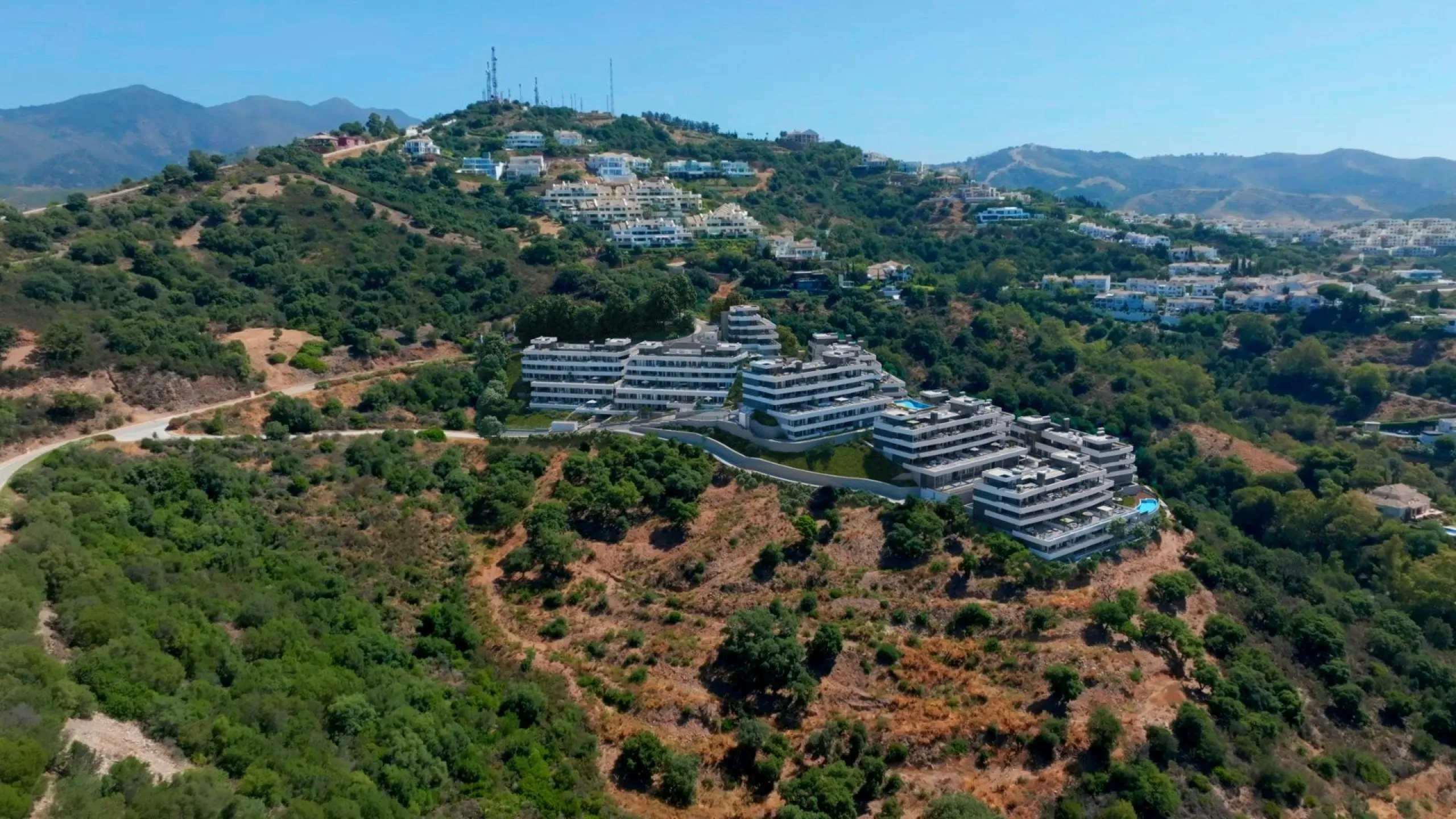 NEW BUILD RESIDENTIAL COMPLEX NEAR MARBELLA& & New Build unique residential complex of 39 apartments and duplexes with 2, 3 and 4 bedrooms located in Marbella, in a privileged area of Altos de Los Monteros.& & Nature, dreamlike views, tranquil