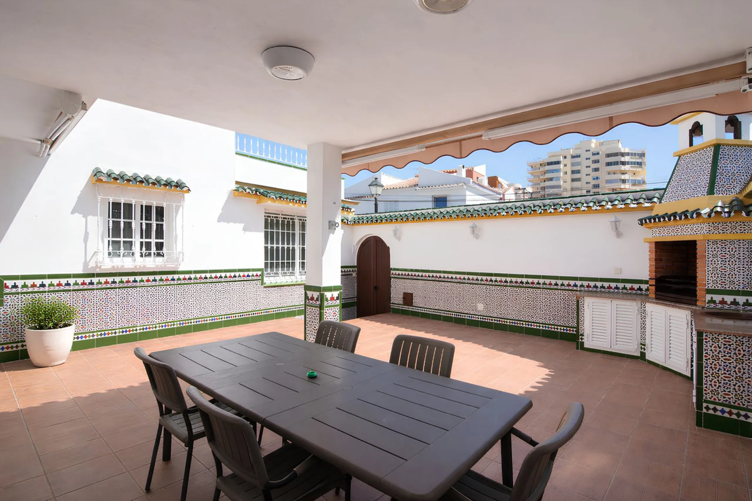 We are pleased to present this fantastic property located in the exclusive and quiet area of Pueblo López, one of the most sought-after neighborhoods in Fuengirola, within walking distance of all amenities, shops, and services.