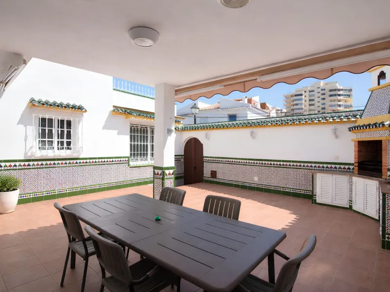 We are pleased to present this fantastic property located in the exclusive and quiet area of Pueblo López, one of the most sought-after neighborhoods in Fuengirola, within walking distance of all amenities, shops, and services.