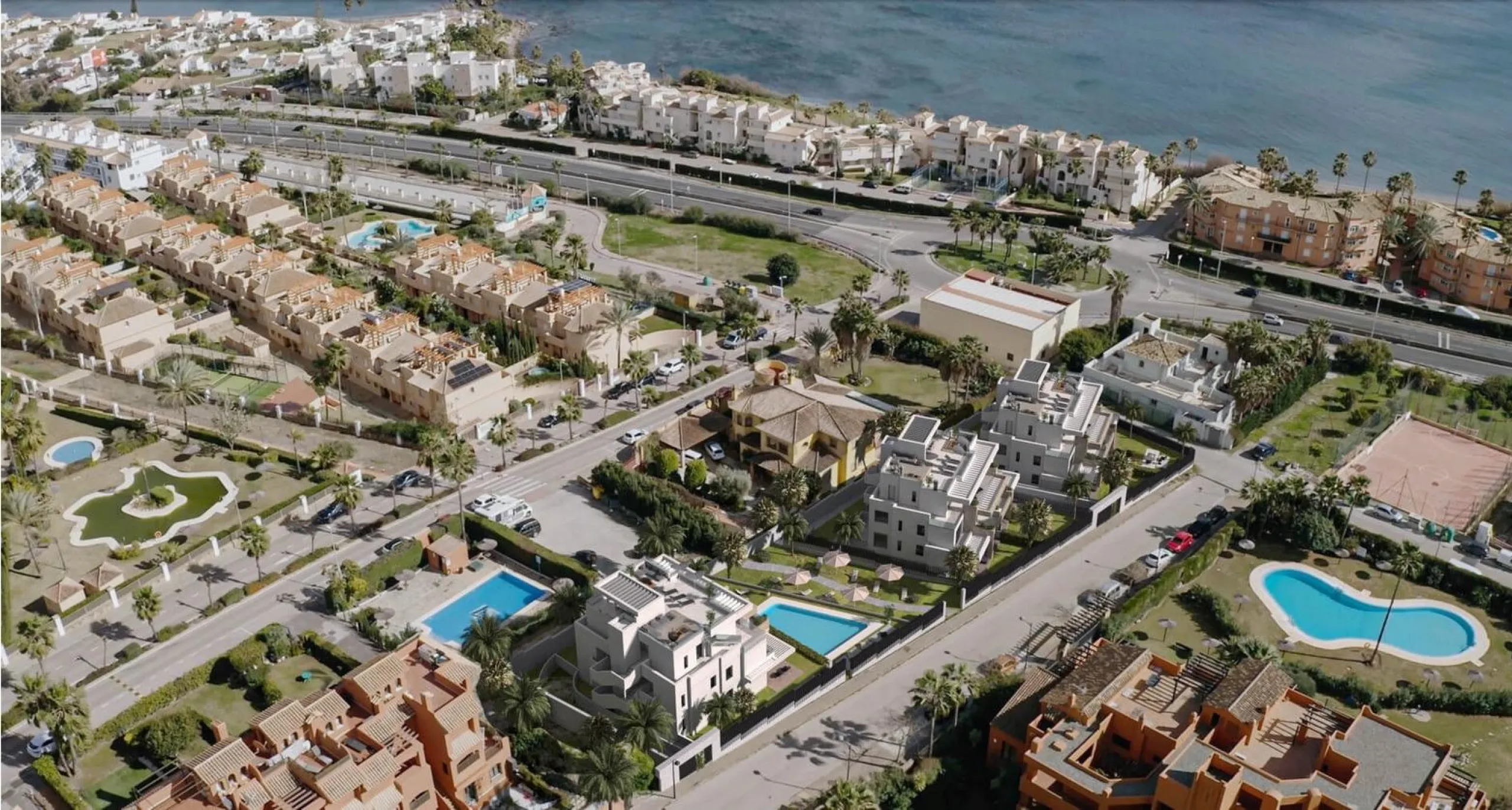 NEW BUILD RESIDENTIAL COMPLEX NEAR ESTEPONA& & New Build residential complex of luxury apartments in Buenas Noches, near Estepona.& & Complex located only 220m from the beach and consist only 3 blocks, each with 5 apartments, in a gated commun