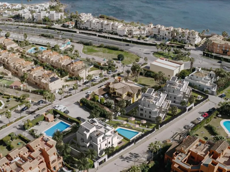 NEW BUILD RESIDENTIAL COMPLEX NEAR ESTEPONA& & New Build residential complex of luxury apartments in Buenas Noches, near Estepona.& & Complex located only 220m from the beach and consist only 3 blocks, each with 5 apartments, in a gated commun