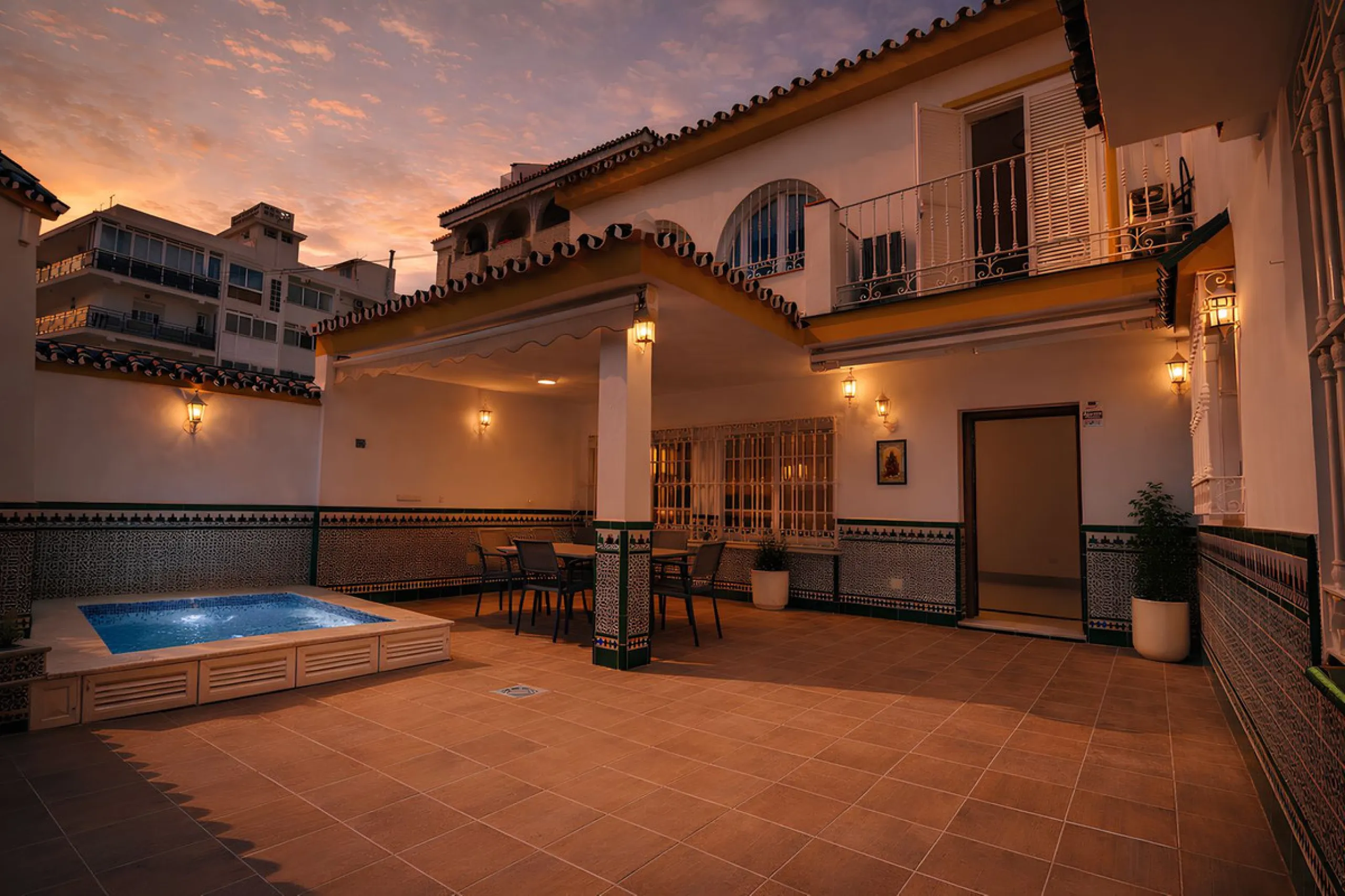 We are pleased to present this fantastic property located in the exclusive and quiet area of Pueblo López, one of the most sought-after neighborhoods in Fuengirola, within walking distance of all amenities, shops, and services.