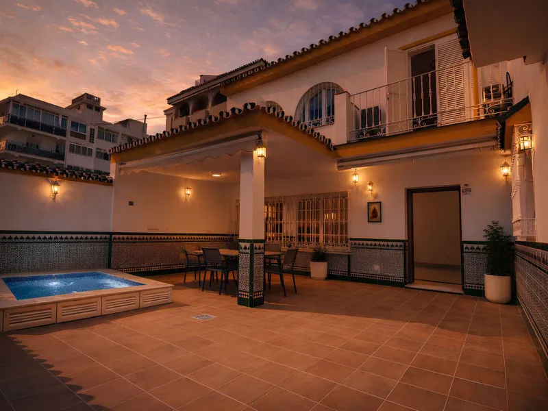 We are pleased to present this fantastic property located in the exclusive and quiet area of Pueblo López, one of the most sought-after neighborhoods in Fuengirola, within walking distance of all amenities, shops, and services.