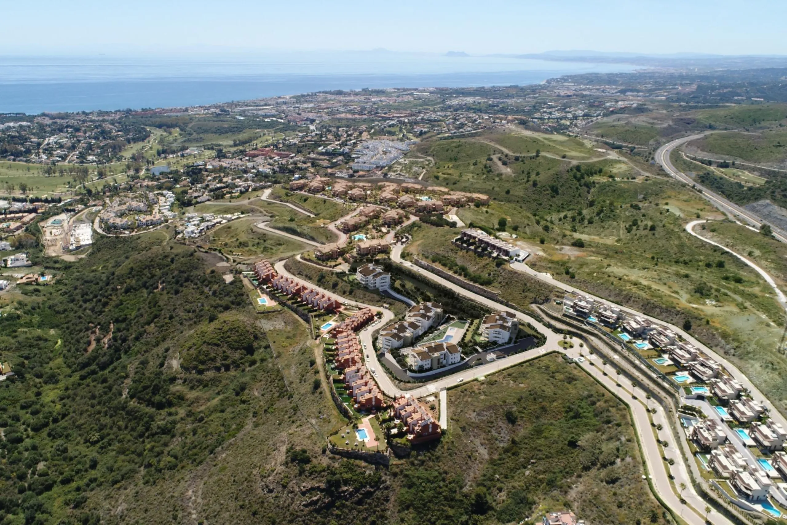 NEW BUILD RESIDENTIAL COMPLEX AT LOS JARALILLOS, BENAHAVIS& & New Build residential complex of 60 apartments and penthouses with parking space and private storage room located in the Benahavís area.& & The new residential is part of the renown