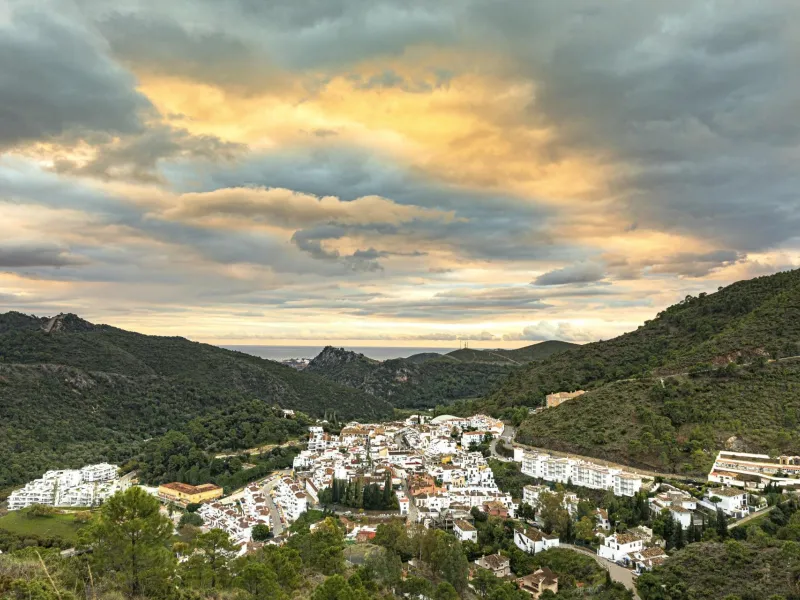 NEW BUILD RESIDENTIAL COMPLEX AT LOS JARALILLOS, BENAHAVIS& & New Build residential complex of 60 apartments and penthouses with parking space and private storage room located in the Benahavís area.& & The new residential is part of the renown