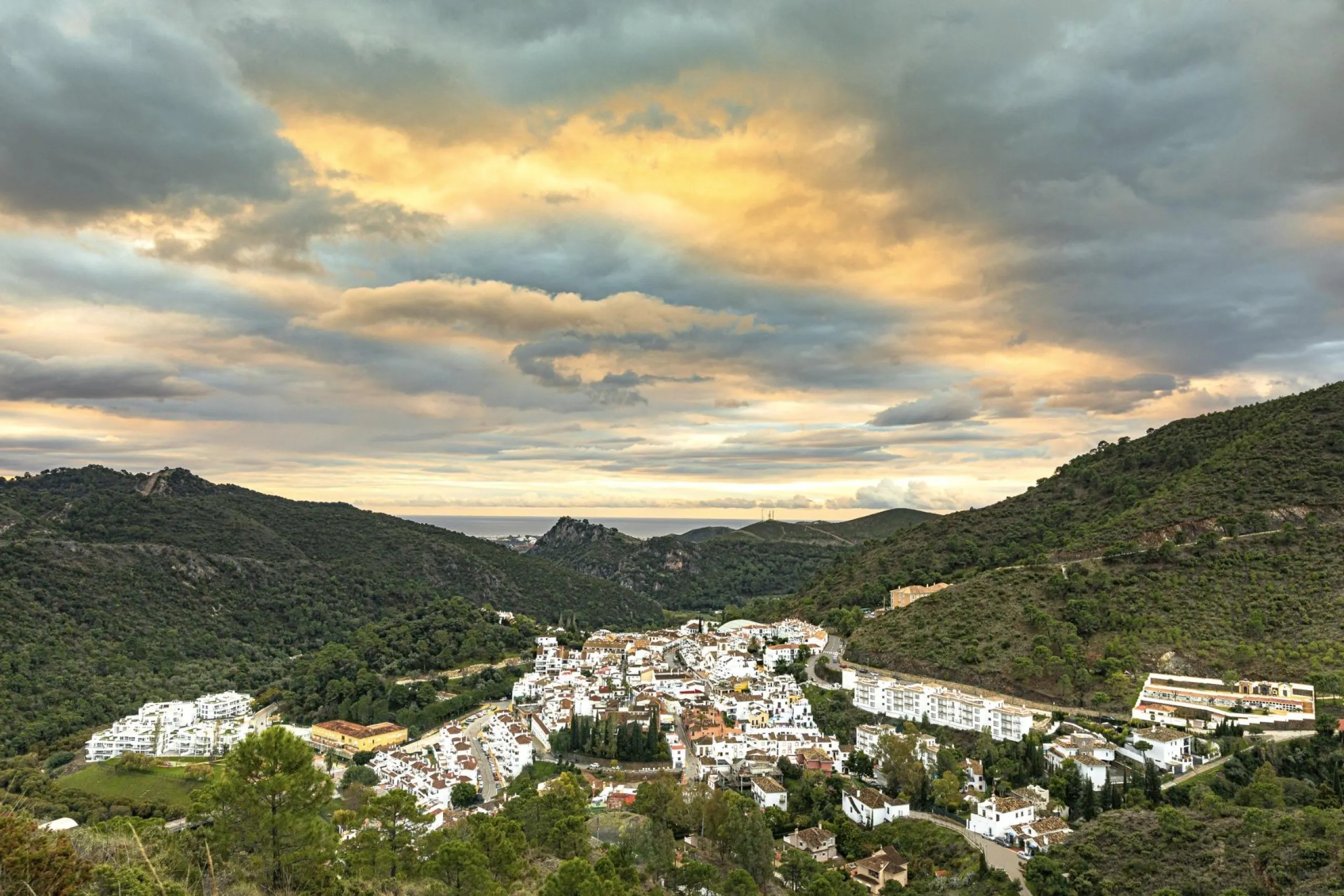 NEW BUILD RESIDENTIAL COMPLEX AT LOS JARALILLOS, BENAHAVIS& & New Build residential complex of 60 apartments and penthouses with parking space and private storage room located in the Benahavís area.& & The new residential is part of the renown