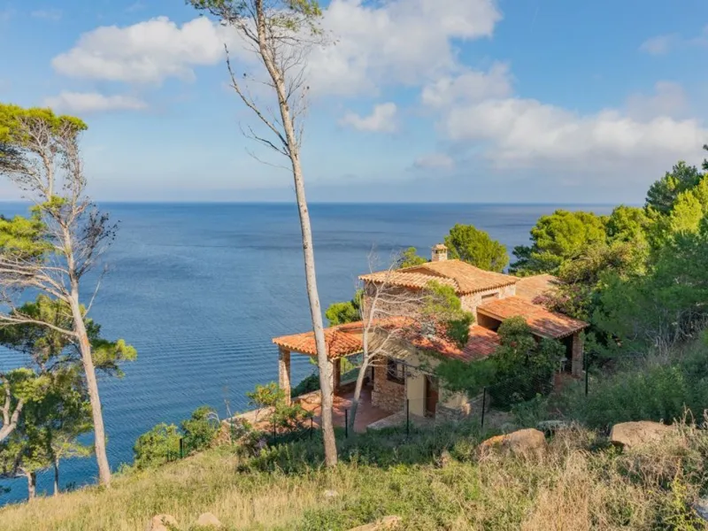 Exclusive villa with sea views in Sa Riera, Begur