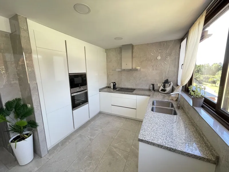 Komplett renovierte 3-Zimmer-Wohnung mit Panoramablick – La Cañada, Marbella