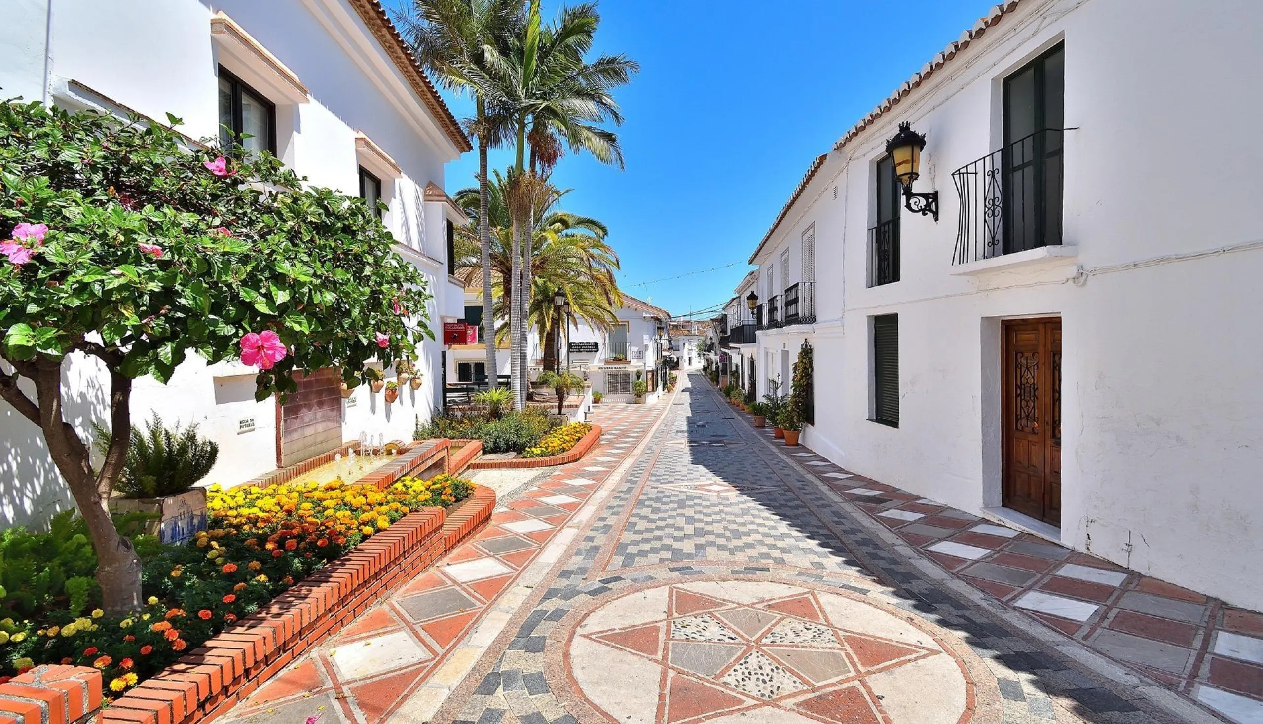 NEW BUILD RESIDENTIAL COMPLEX IN TORREMOLINOS& & New build residential is located in one of the most sought-after areas of the city, a quiet place where residents can disconnect from the daily hustle and bustle. Here you have all the ingredients to 