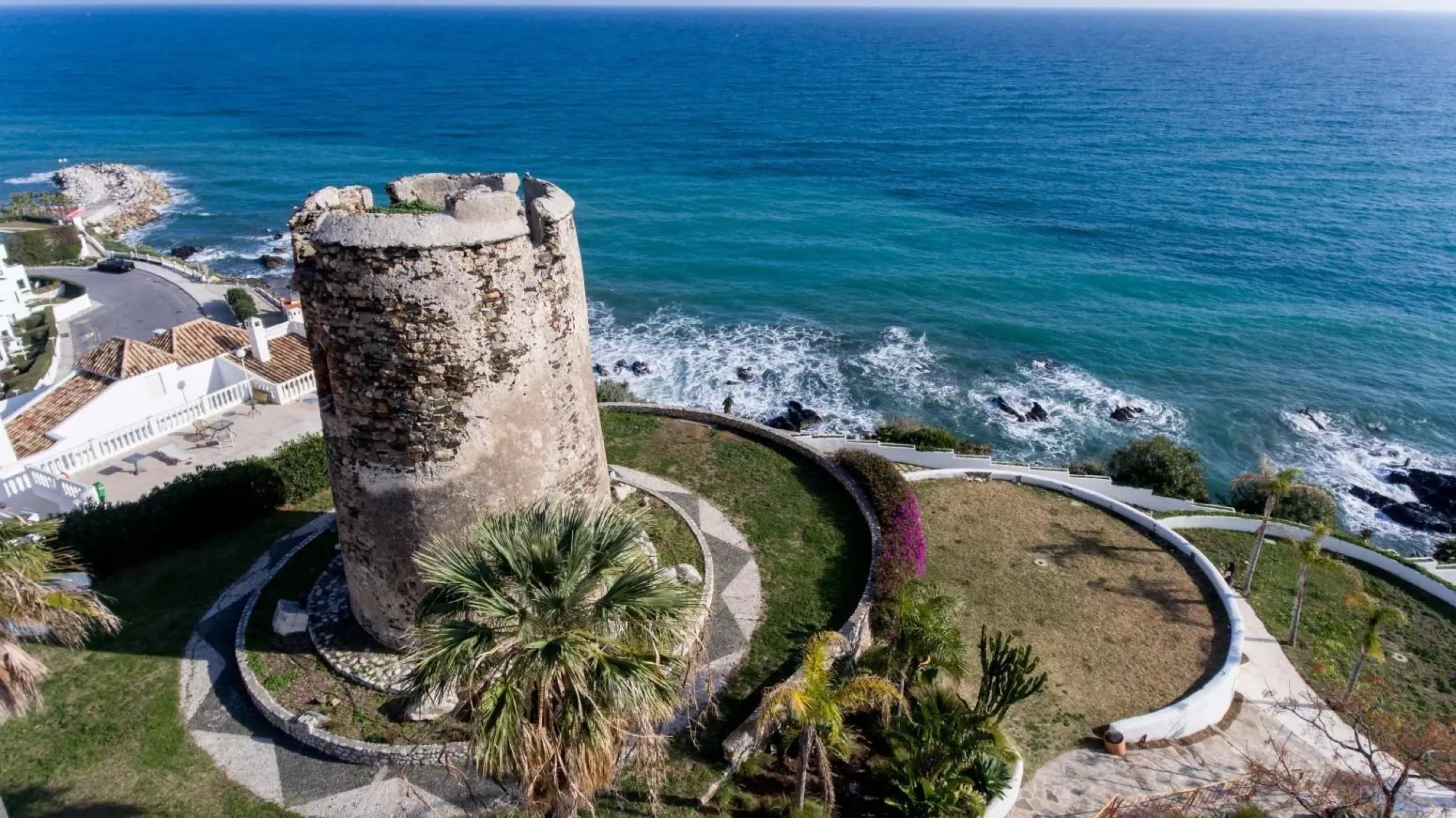 NEW BUILD RESIDENTIAL COMPLEX IN TORREMOLINOS& & New build residential is located in one of the most sought-after areas of the city, a quiet place where residents can disconnect from the daily hustle and bustle. Here you have all the ingredients to 