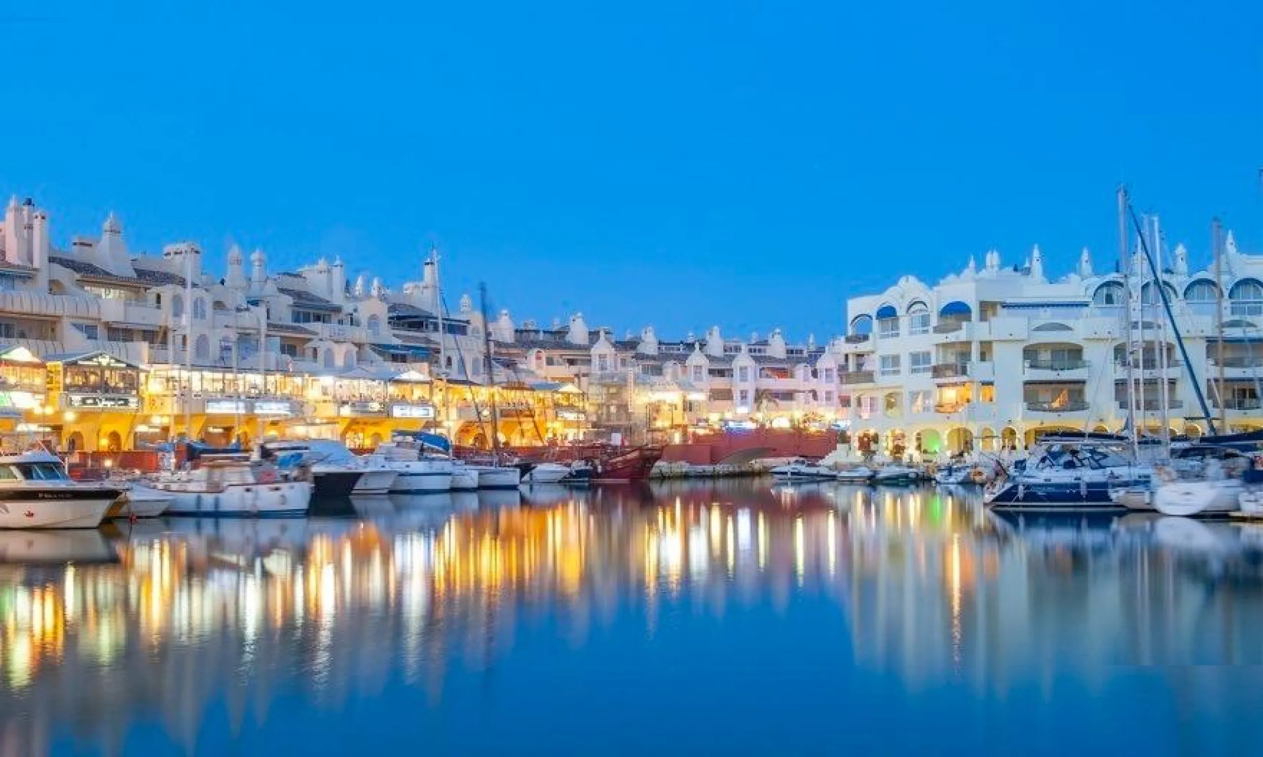 NEW BUILD RESIDENTIAL COMPLEX IN TORREMOLINOS& & New build residential is located in one of the most sought-after areas of the city, a quiet place where residents can disconnect from the daily hustle and bustle. Here you have all the ingredients to 