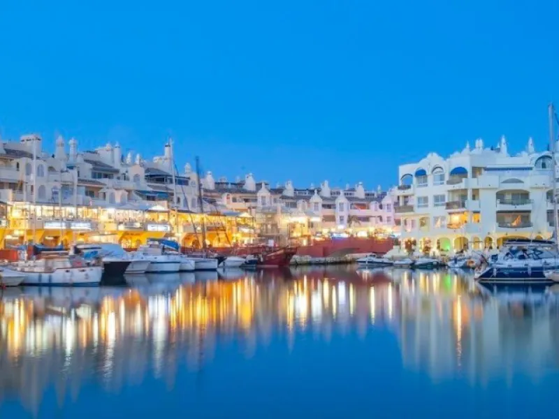 NEW BUILD RESIDENTIAL COMPLEX IN TORREMOLINOS& & New build residential is located in one of the most sought-after areas of the city, a quiet place where residents can disconnect from the daily hustle and bustle. Here you have all the ingredients to 
